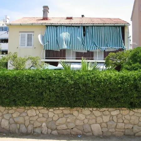 Grosse In Pag Mit Privater Terrasse By Interhome Daire Pag Town