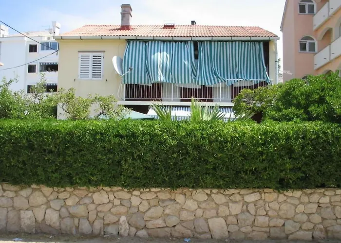 Grosse In Pag Mit Privater Terrasse By Interhome Daire Pag Town